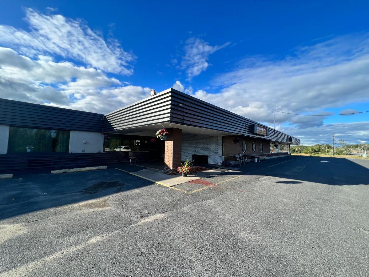 Lively Inn And Suites - Sudbury Naughton ภายนอก รูปภาพ