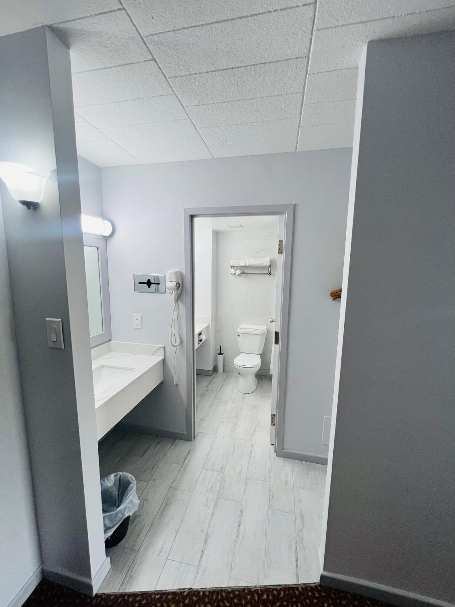 Lively Inn And Suites - Sudbury Naughton ภายนอก รูปภาพ