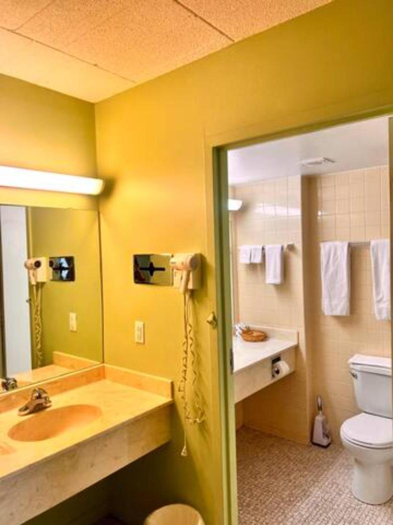 Lively Inn And Suites - Sudbury Naughton ภายนอก รูปภาพ