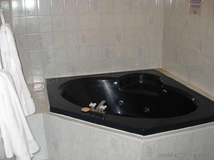 Lively Inn And Suites - Sudbury Naughton ห้อง รูปภาพ